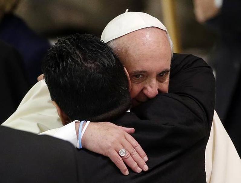 L&#39;abbraccio tra Papa Francesco e Diego Armando Maradona. Ap
